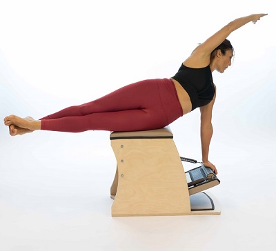 Anita Twist on Chair - Cómo hacer Knee Stretches sin reformer. Pincelada 24