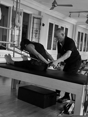 bob with anita on cadillac grayscale - Cómo hacer Knee Stretches sin reformer. Pincelada 24