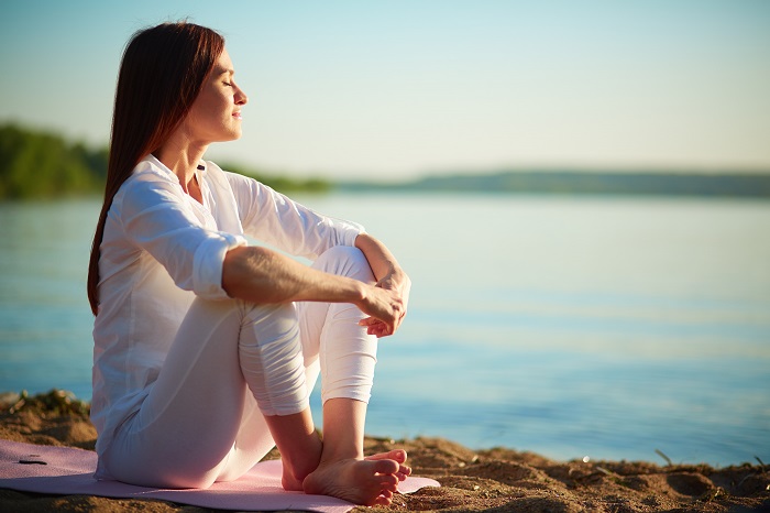 wellness relaxed woman enjoying the sea - Wellness como complemento al Pilates