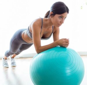 plancha mujer fitball 300x294 - ¿Mejorar la fuerza, potencia y velocidad con bases inestables?